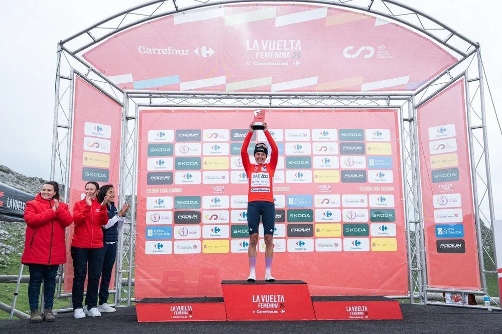 Paula Blasi, en el podio de la Vuelta, como ganadora de la carrera.