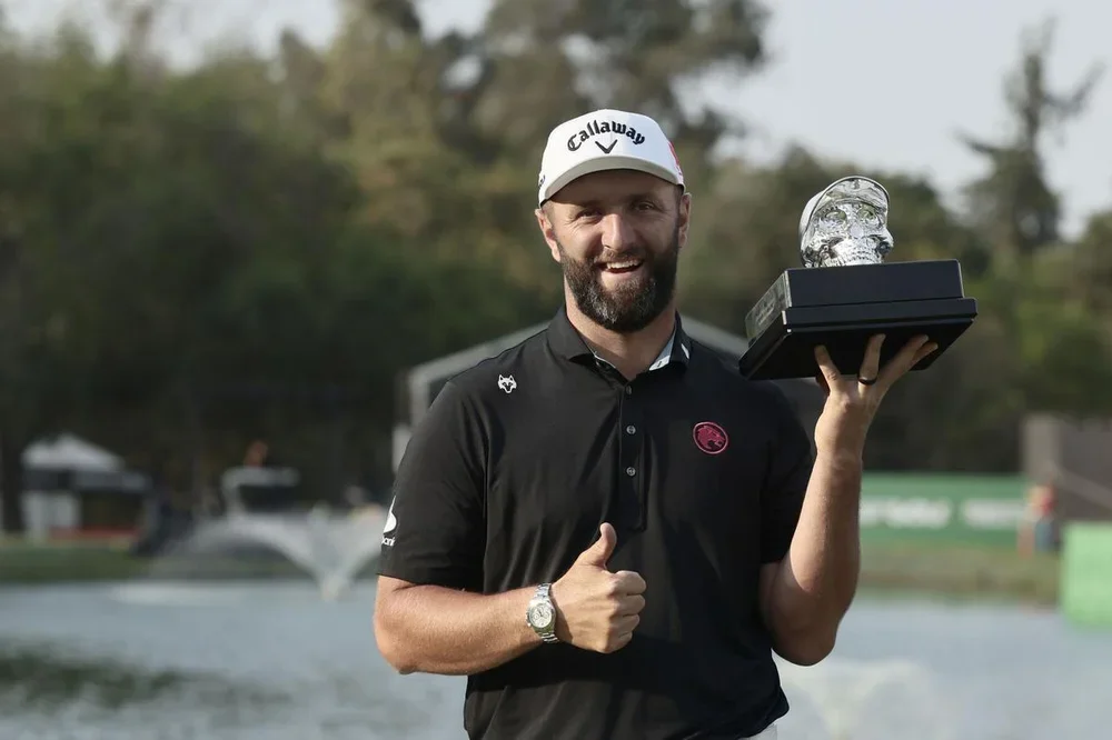 Jon Rahm del equipo Legión XIII sostiene el trofeo de campeón tras ganar en la cuarta ronda del LIV Golf en Ciudad de México (México). EFE/ José Méndez