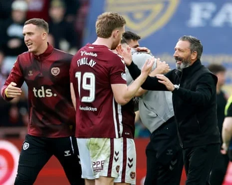 Hearts manager Derek McInnes speaks to Stuart Findlay